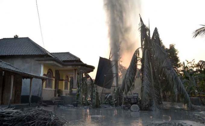 Sumur Bor Semburkan Lumpur Setinggi 15 Meter di Pati , Ini Foto-fotonya - sumur3.jpg