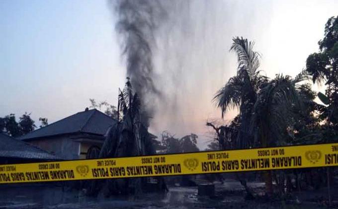 Sumur Bor Semburkan Lumpur Setinggi 15 Meter di Pati , Ini Foto-fotonya - sumur_2.jpg