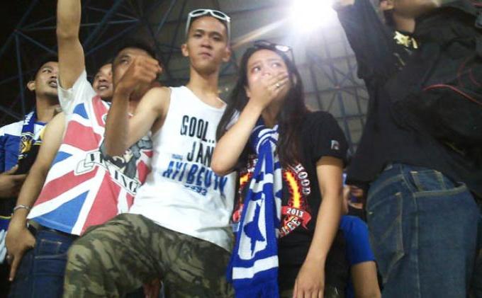 Parade Foto: Haru dan Bahagia Skuat dan Bobotoh Kala Persib Juara - 20141107_tangis_bobotoh.jpg