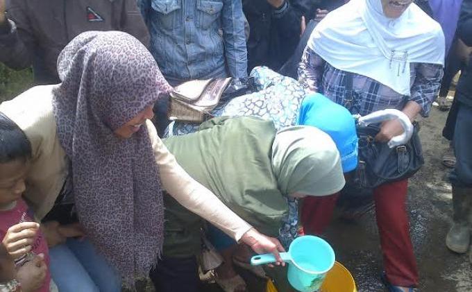 Bekas Air Cucian Kaki Jokowi Jadi Rebutan Warga - berebut_air_jokowi-1.jpg