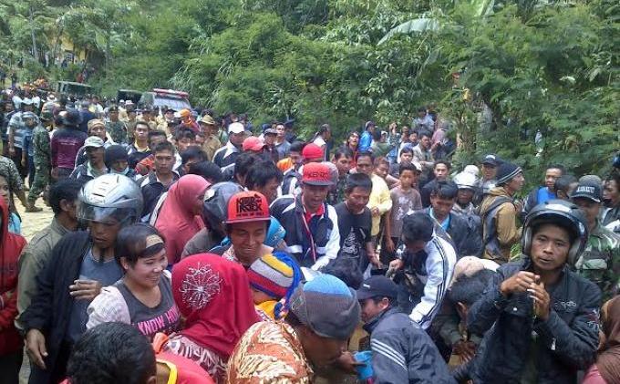 Bekas Air Cucian Kaki Jokowi Jadi Rebutan Warga - berebut_air_jokowi-2.jpg
