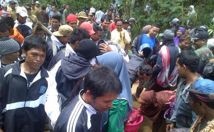 Bekas Air Cucian Kaki Jokowi Jadi Rebutan Warga - berebut_air_jokowi-3.jpg