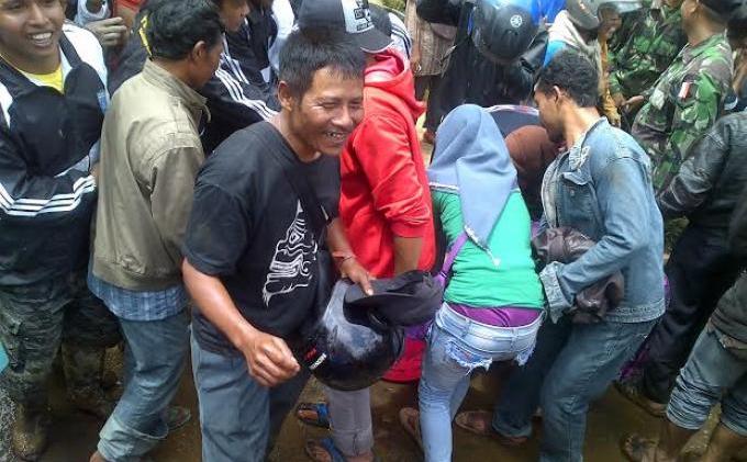 Bekas Air Cucian Kaki Jokowi Jadi Rebutan Warga - berebut_air_jokowi-4.jpg