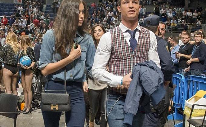 Cristiano Ronaldo-Irina Shayk Mesra saat Nonton Basket - parade12.jpg