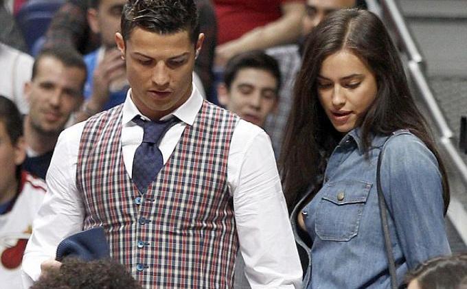 Cristiano Ronaldo-Irina Shayk Mesra saat Nonton Basket - parade2.jpg