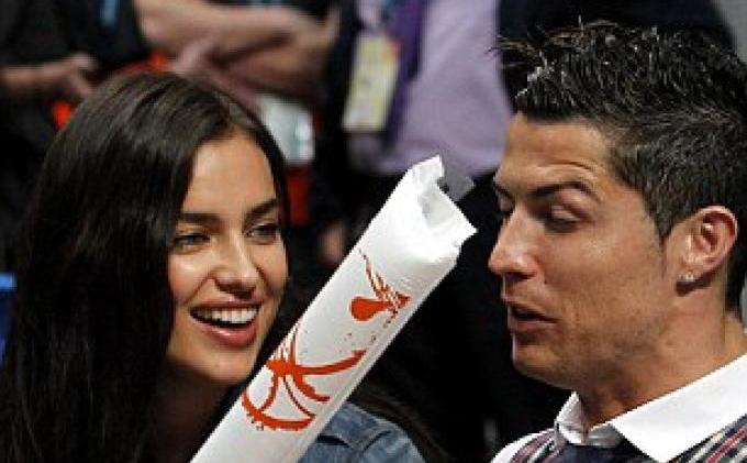 Cristiano Ronaldo-Irina Shayk Mesra saat Nonton Basket - parade3.jpg
