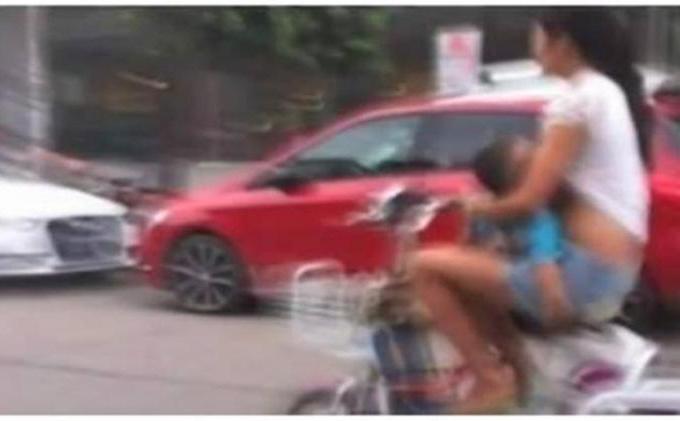 3 Foto Ibu Menyusui yang Menuai Kontroversi - asi2.jpg