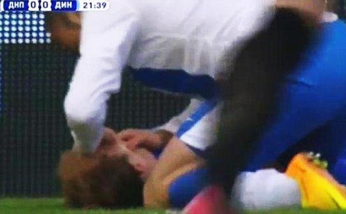 Aksi Heroik Pemain Lawan Selamatkan Nyawa Kapten Dinamo Kiev dari Menelan Lidahnya Sendiri - article-2592995-1CB207F400000578-866_634x333.jpg