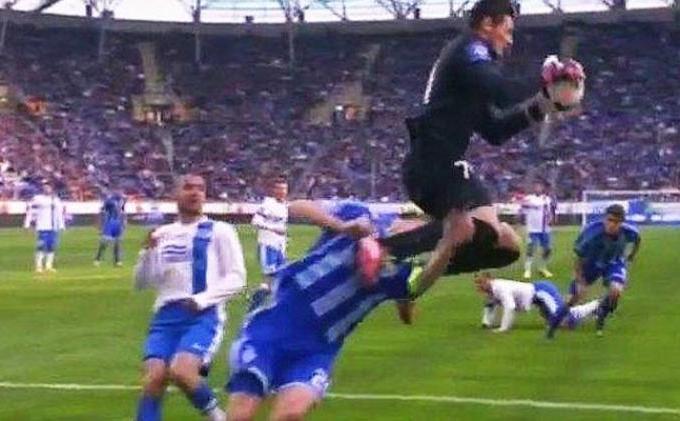 Aksi Heroik Pemain Lawan Selamatkan Nyawa Kapten Dinamo Kiev dari Menelan Lidahnya Sendiri - article-2592995-1CB2080000000578-802_634x334.jpg
