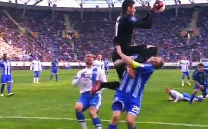 Aksi Heroik Pemain Lawan Selamatkan Nyawa Kapten Dinamo Kiev dari Menelan Lidahnya Sendiri - article-2592995-1CB2081100000578-553_634x334.jpg