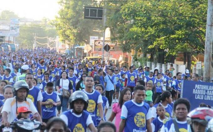 BERITA FOTO: 6.000 Peserta Tribun Fun Walk Birukan Kupang - 20140427_Tribun_Fun_Walk_Kupang_02.jpg