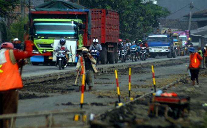 Berita Foto: Macet Menyertai Perbaikan Jalur Mudik Menuju Merak - PERBAIKAN_JALUR_MUDIK_2.jpg