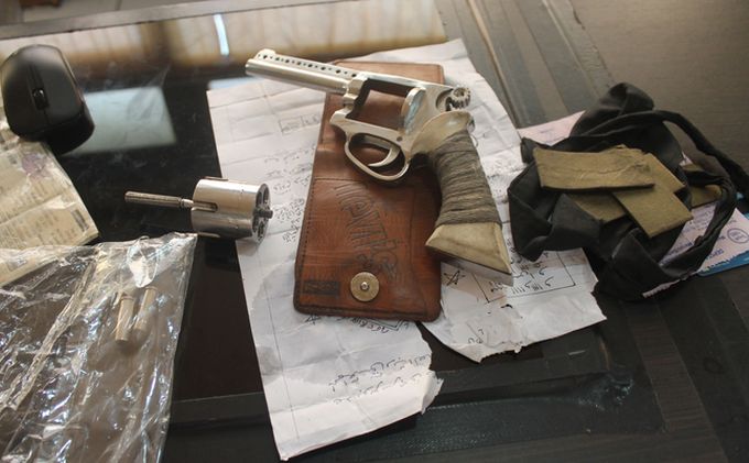 Pembegal Motor Sembunyi di Selokan karena Kehabisan Peluru - TEMBAK1.JPG