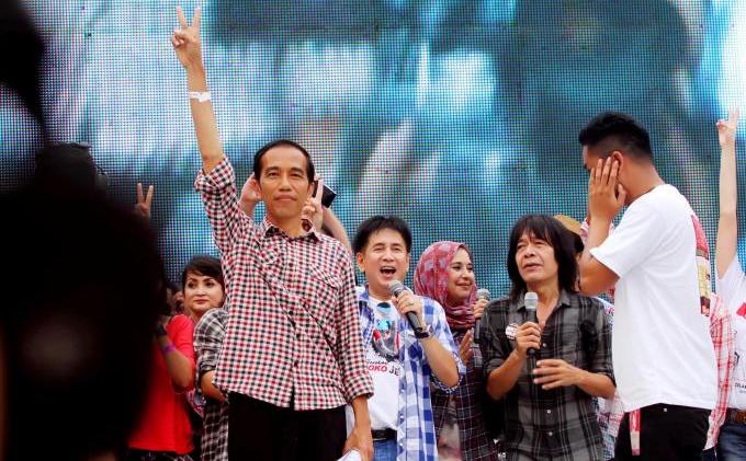 Foto-foto Lautan Manusia pada Konser Salam 2 Jari untuk Jokowi-JK - 20140705JEP01_Jokowi_Menghadiri_Konser_Salam_2_Jari.jpg