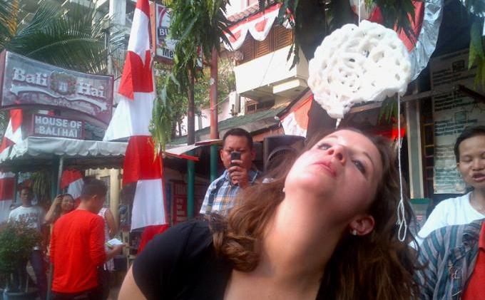 FOTO-FOTO: Turis Asing Ikut Meriahkan HUT Kemerdekaan Ke-69 RI - bule1.jpg