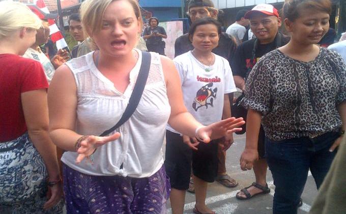 FOTO-FOTO: Turis Asing Ikut Meriahkan HUT Kemerdekaan Ke-69 RI - bule2.jpg