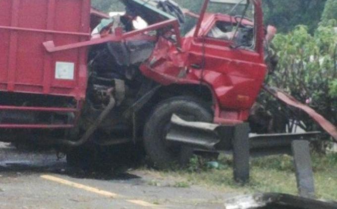 Ini Dia Foto Dahsyatnya Tabrakan Beruntun di KM 26 Tol Jagorawi - truk.jpglarge_.jpg