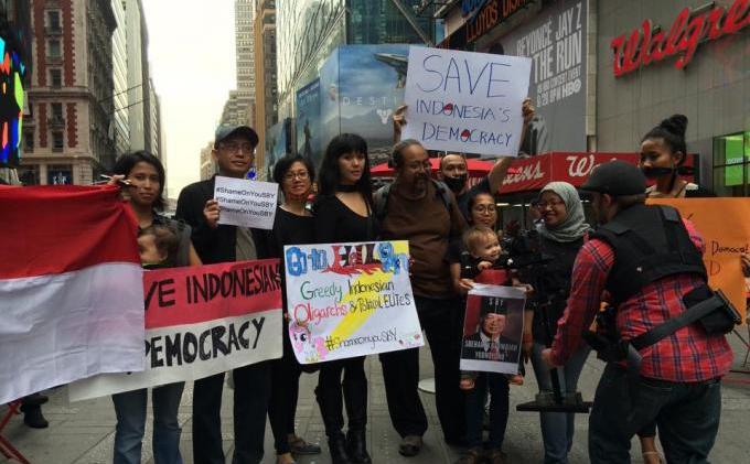 Warga Indonesia di AS Gelar Aksi Tolak UU Pilkada - aksinew.jpg
