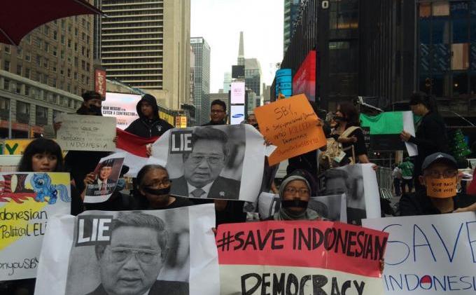 Warga Indonesia di AS Gelar Aksi Tolak UU Pilkada - aksinew1.jpg