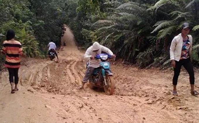 Warga Desa Ella Hulu Desak Pemkab Melawi Perbaiki Jalan Rusak - Jalan_rusak_di_Melawi.jpg
