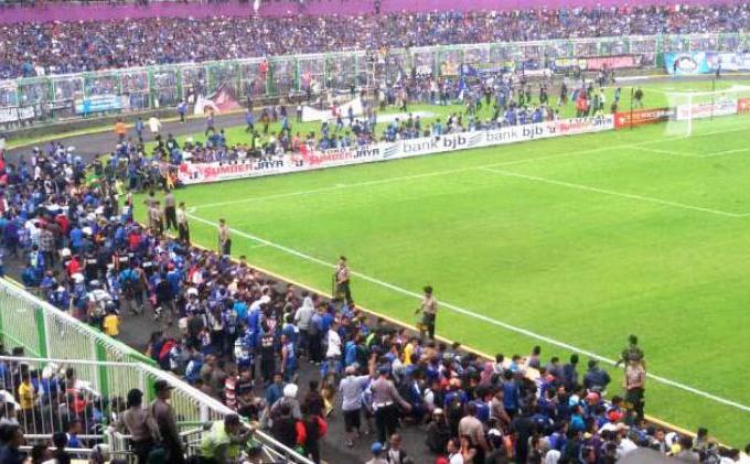 Berita Foto Antusiasme Bobotoh Saksikan Persib Meski Cuma Latih Tanding Kontra PSGC - bobotoh-persib-di-running-track-stadion-galuh.jpg