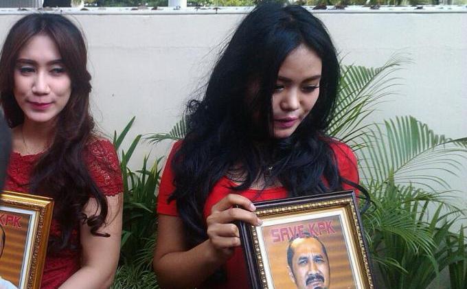 FOTO: Cewek-cewek Cantik Berpakaian Mini Demo Ketua KPK - cewek_cantik_KPK.jpg