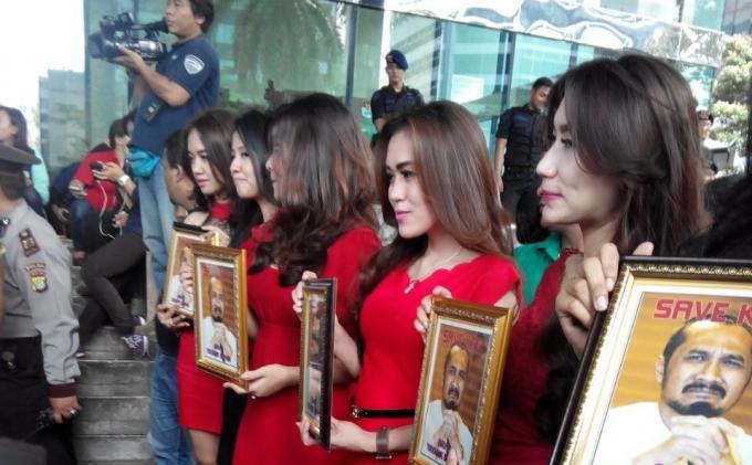 FOTO: Cewek-cewek Cantik Berpakaian Mini Demo Ketua KPK - cewek_rok_mini_di_KPK.jpg