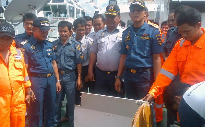 Kapal Altair Bawa Bagasi Pesawat AirAsia ke Pelabuhan Kumai - serpihan.jpg