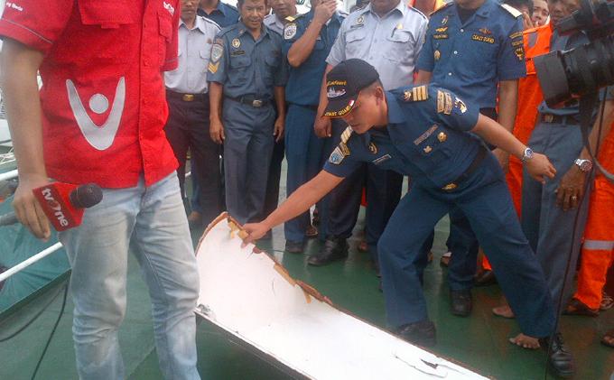 Kapal Altair Bawa Bagasi Pesawat AirAsia ke Pelabuhan Kumai - serpihan1.jpg