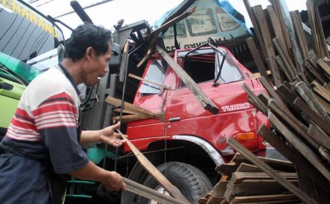 BERITA FOTO - Truk Tabrak Banyak Kendaraan dan Ruko di Semarang - tabrakan_2.jpg
