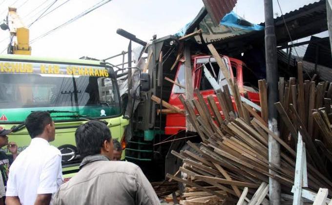BERITA FOTO - Truk Tabrak Banyak Kendaraan dan Ruko di Semarang - tabrakan_3.jpg