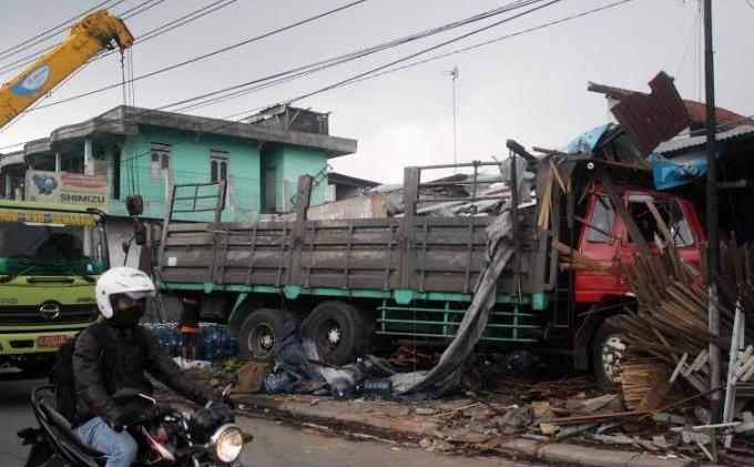 BERITA FOTO - Truk Tabrak Banyak Kendaraan dan Ruko di Semarang - tabrakan_4.jpg