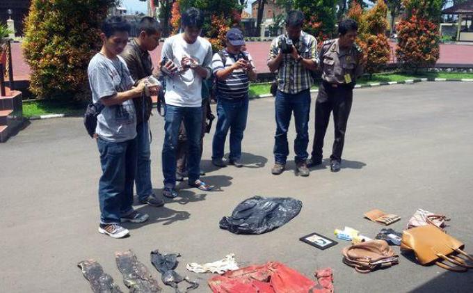 Setelah Bunuh Korbannya, Dadang Pajang Barang-barang Hasil Curian di Kamar - wartawan-meliput-barang-bukti-ds.jpg