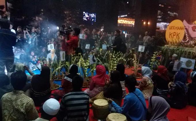 FOTO: Petani Gelar Ruwatan dan Bawa Sesajen ke KPK - petani_di_KPK2.jpg