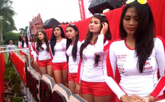 Parade Foto Umbrella Girl 'Segarkan' Honda Racing Championship di Bandung - umbrella.jpg