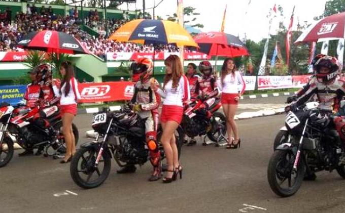 Parade Foto Umbrella Girl 'Segarkan' Honda Racing Championship di Bandung - umbrella_girl_2.jpg