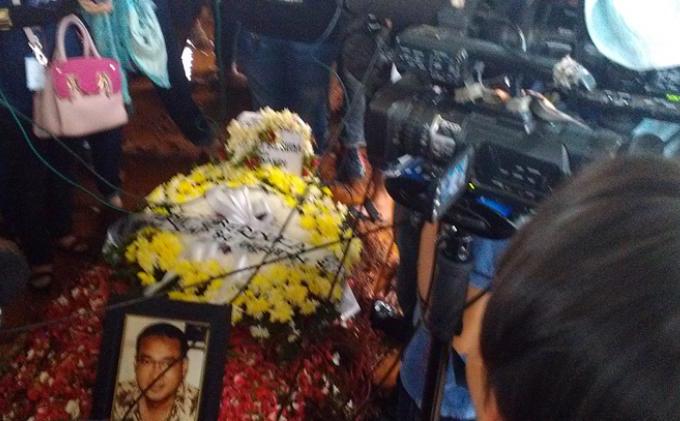 Putra Sulung Kumandangkan Azan Iringi Pemakaman Yanni Libels - yanni.jpg