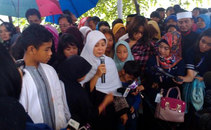 Putra Sulung Kumandangkan Azan Iringi Pemakaman Yanni Libels - yanni1.jpg