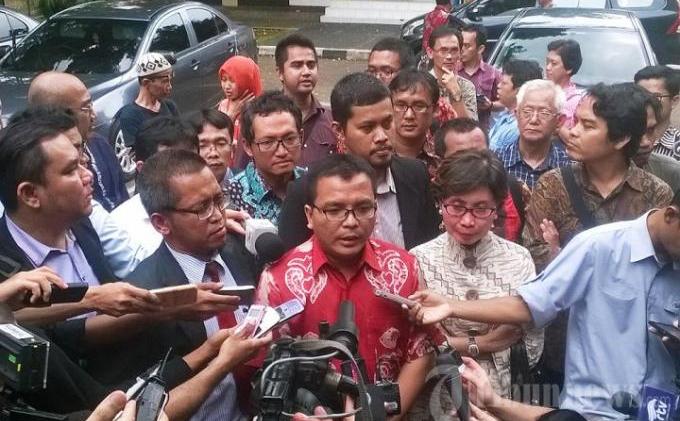 Denny Indrayana Penuhi Panggilan Bareskrim Mabes Polri - denny-indrayana-penuhi-panggilan-bareskrim-mabes-polri_20150327_142427.jpg
