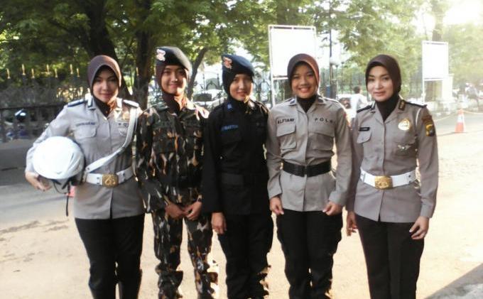 FOTO: Polwan Cantik Memperagakan Jilbab Polisi - polwan_cantik-01.jpg