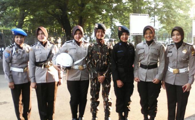 FOTO: Polwan Cantik Memperagakan Jilbab Polisi - polwan_cantik-03.jpg