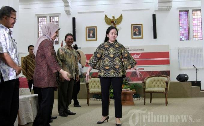 Menko PMK Puan Maharani Serahkan SPT Pajak Tahunan - puan-maharani-serahkan-spt_20150326_235014.jpg