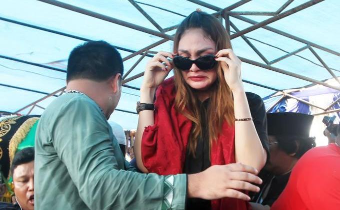 Foto-foto Luna Maya Hampir Jatuh Pingsan di Makam Olga Syahputra - luna_maya_nangis4.jpg
