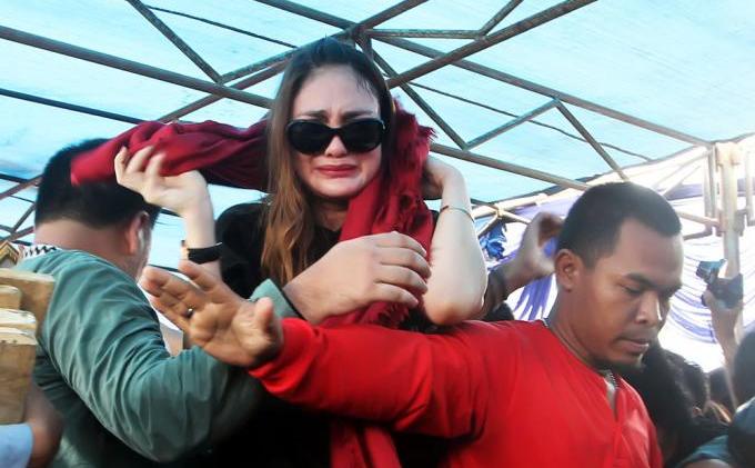 Foto-foto Luna Maya Hampir Jatuh Pingsan di Makam Olga Syahputra - luna_maya_nangis_1.jpg