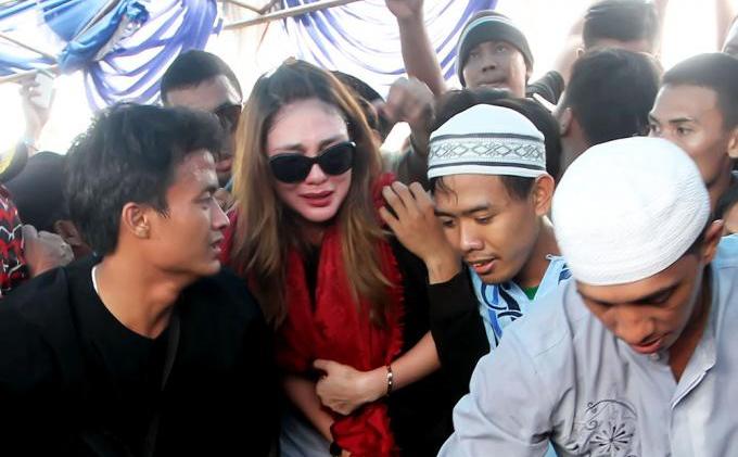 Foto-foto Luna Maya Hampir Jatuh Pingsan di Makam Olga Syahputra - luna_maya_nangis_2.jpg
