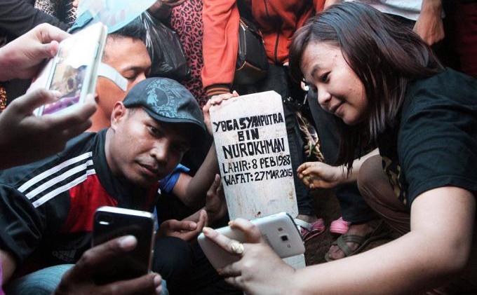 Foto-foto: Dari Berdoa hingga Berselfie Ria di Atas Pusara Olga Syahputra - makam_olga_syahputra_1.jpg