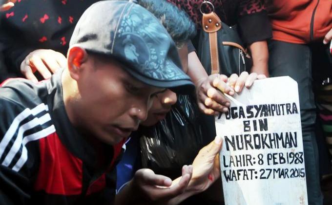 Foto-foto: Dari Berdoa hingga Berselfie Ria di Atas Pusara Olga Syahputra - makam_olga_syahputra_2.jpg