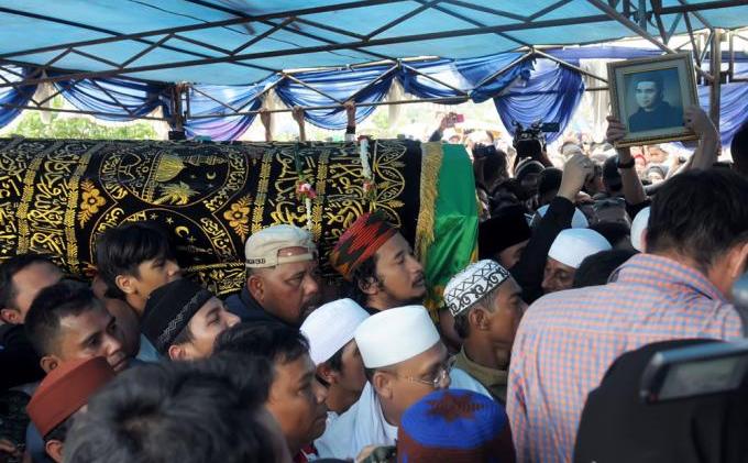 Foto-foto: Dari Berdoa hingga Berselfie Ria di Atas Pusara Olga Syahputra - makam_olga_syahputra_3.jpg