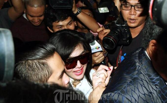 Berkaca Mata Hitam Syahrini Penuhi Panggilan Bareskrim - syahrini-penuhi-panggilan-mabes-polri_20150303_110338.jpg