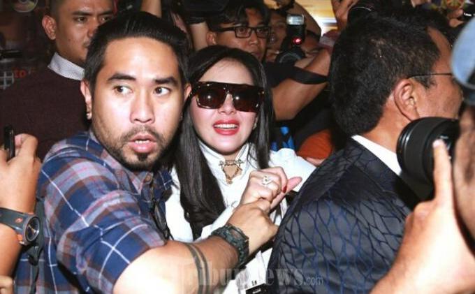 Berkaca Mata Hitam Syahrini Penuhi Panggilan Bareskrim - syahrini-penuhi-panggilan-mabes-polri_20150303_110450.jpg
